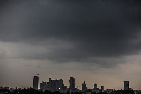 Potężna burza nadciąga nad Warszawę