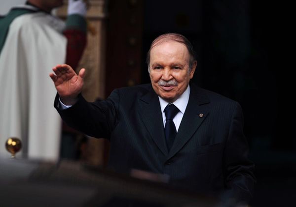 Po leczeniu we Francji prezydent Algierii Abdelaziz Buteflika wrócił do swego kraju