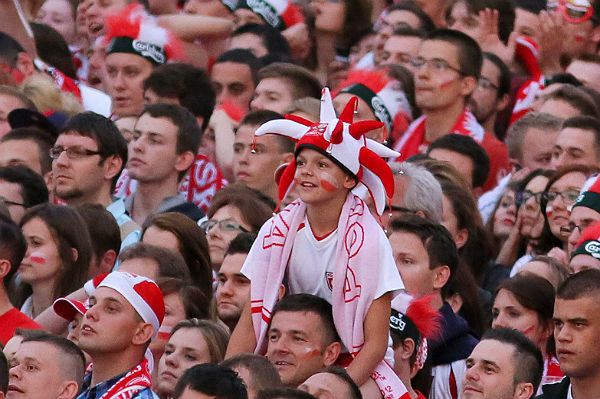 Kibice walczą o pomoc dla polskich domów dziecka: "KolorujeMy!"