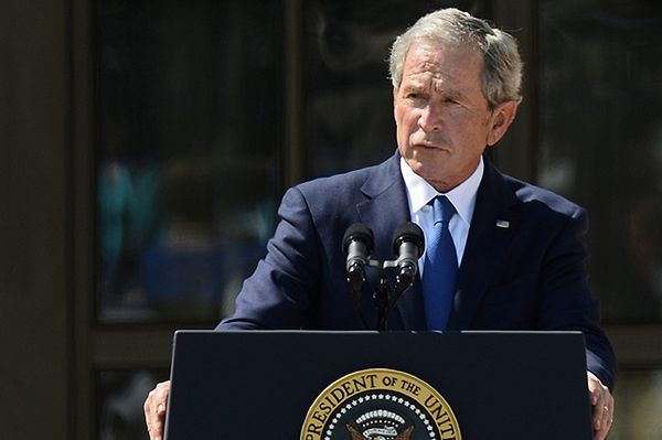 Awaryjne lądowanie samolotu, którym leciał George W. Bush