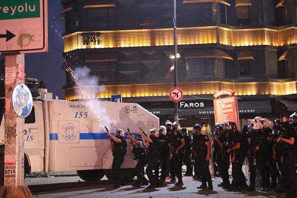 Tysiące ludzi zebrały się w Stambule po akcji policji na placu Taksim i w parku Gezi