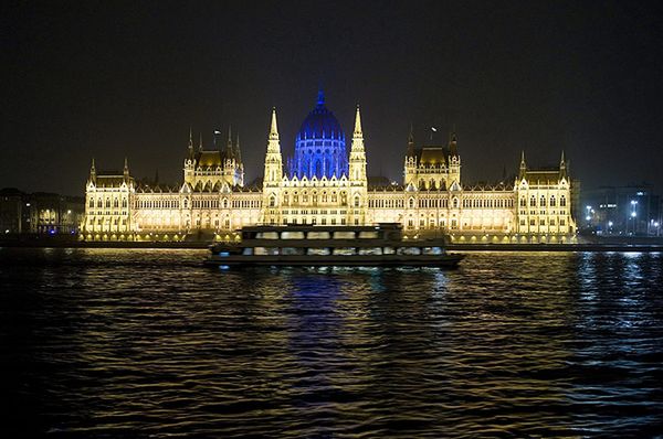 Na kilka godzin ewakuowano węgierski parlament po odkryciu bomby z II wojny