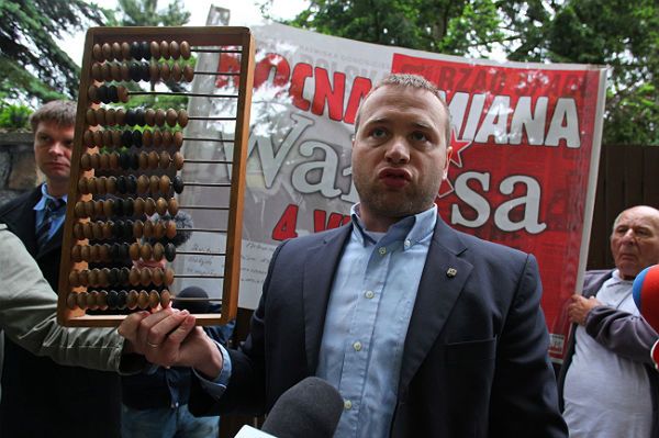 Protest przed domem Lecha Wałęsy w rocznicę obalenia rządu Jana Olszewskiego