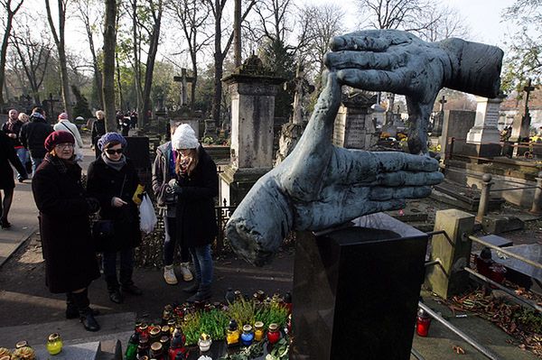 Skradziono rzeźbę z grobu Krzysztofa Kieślowskiego
