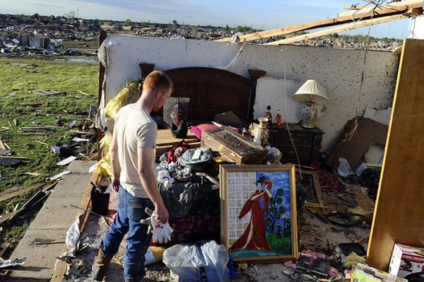 Co ocalało po tornadzie? Ludzie przeszukują zgliszcza