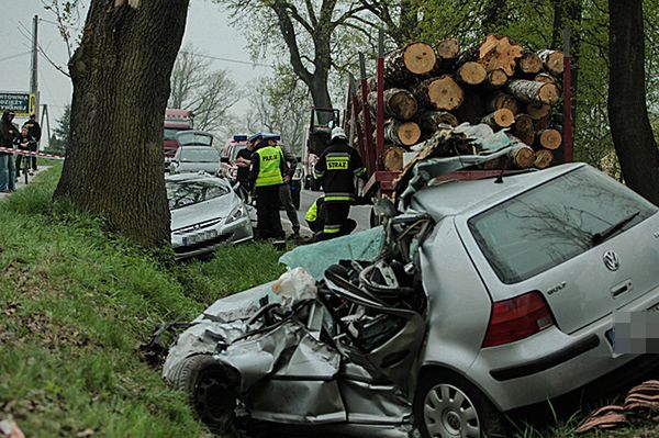 Naczepa tira uderzyła w samochody - jedna osoba nie żyje, 4 ranne