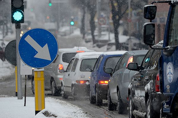 Zła sytuacja na drogach. Śnieg i ślisko