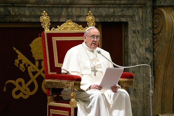 Papież Franciszek: święci to nie "super-ludzie"