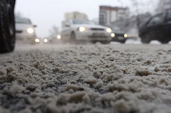 Na Dolnym Śląsku po opadach śniegu trudne warunki na drogach