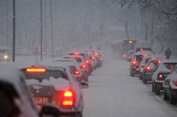 W Nawarzycach samochód wjechał w przystanek. Zmarła ranna kobieta