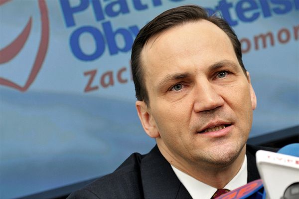 "Ku pamięci". Radosław Sikorski publikuje na twitterze donos na Antoniego Macierewicza