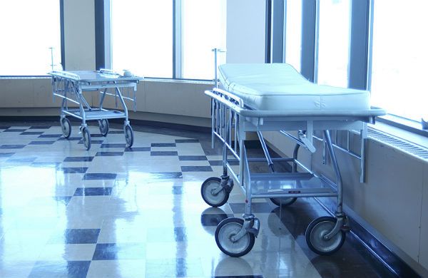 Chora kobieta 13 godzin spędziła na szpitalnym korytarzu