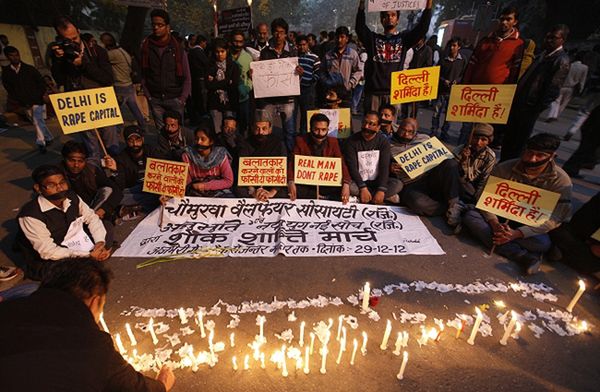 Zarzut morderstwa dla sześciu sprawców brutalnego gwałtu w Delhi