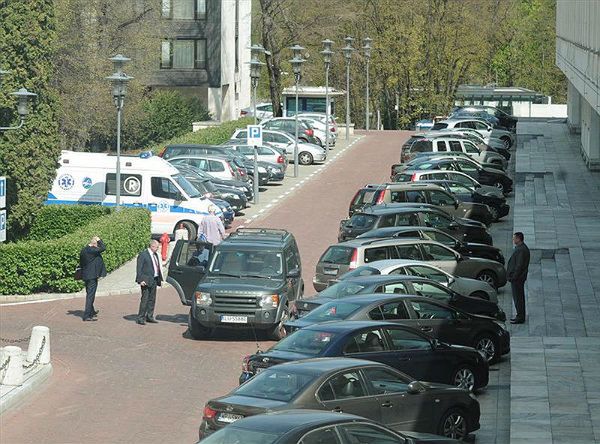 Prywatne samochody posłów parkujących przed sejmem ubezpieczone za nasze pieniądze