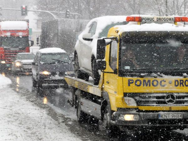 Trzy drogi krajowe w Świętokrzyskiem zablokowane przez opady śniegu