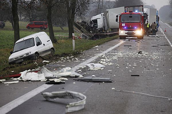 Tragiczny wypadek w Zambrzycach Królach. Trzy osoby nie żyją
