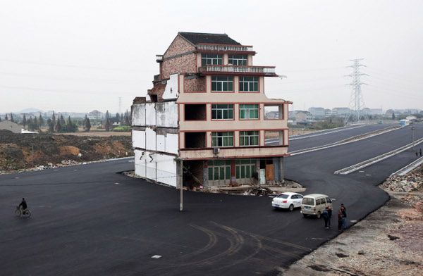 Chiny: władze zburzyły dom rolnika stojący pośrodku nowej drogi