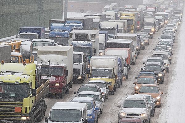 Rozładowano 190-kilometrowy korek na szosie Moskwa-Petersburg