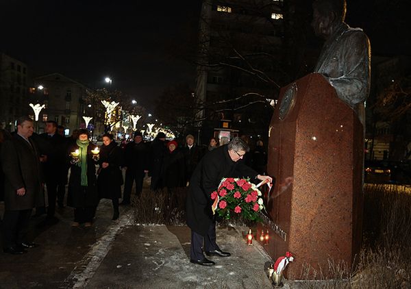 Zapłonął znicz pod pomnikiem Ronalda Reagana w Warszawie