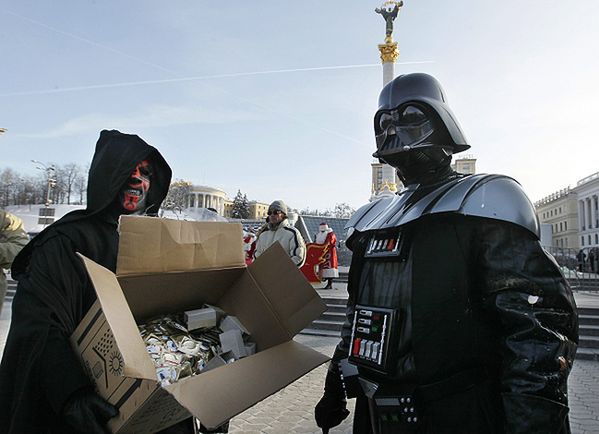 Darth Vader na Ukrainie rozdaje "zestawy na koniec świata"