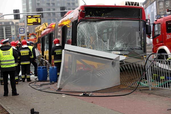 Dramatyczny wypadek we Wrocławiu - autobus wjechał w przystanek