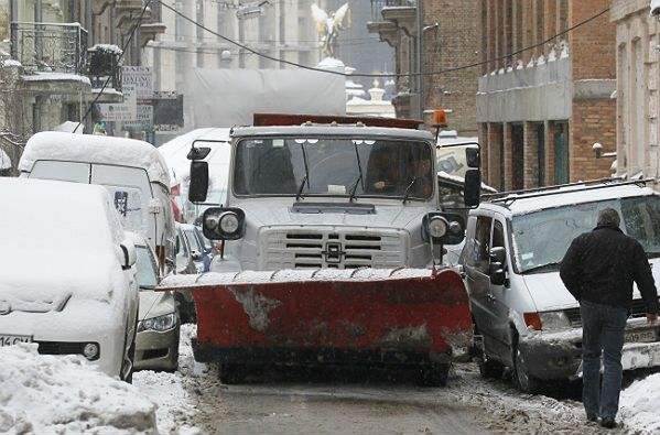 Opady śniegu z deszczem sparaliżowały Kijów