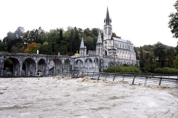Setki pielgrzymów ewakuowano z zalanego wodą Lourdes