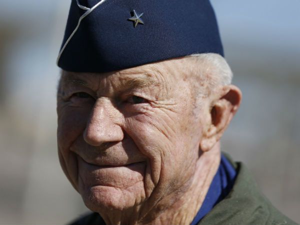 Chuck Yeager był pierwszym człowiekiem, który pokonał barierę dźwięku