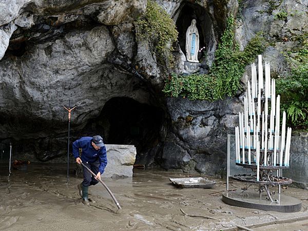 Grota we francuskim Lourdes otwarta po powodzi. 2 mln euro strat