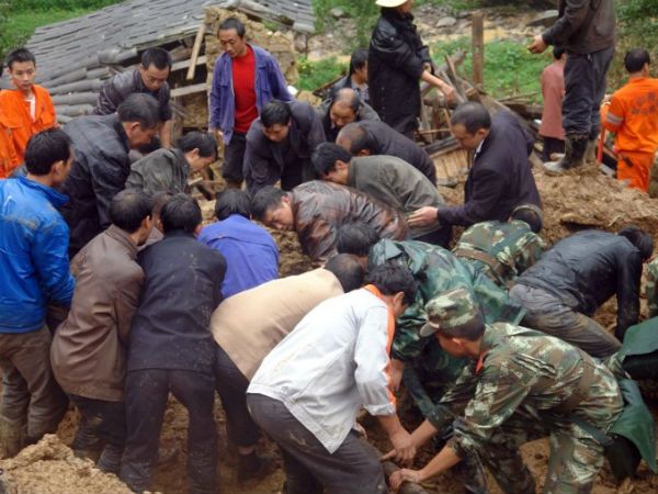 Chiny: nie żyje 18 uczniów zasypanych wskutek osunięcia się ziemi