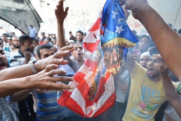 Pakistan: protestujący zmarł po zatruciu dymem z płonącej flagi USA