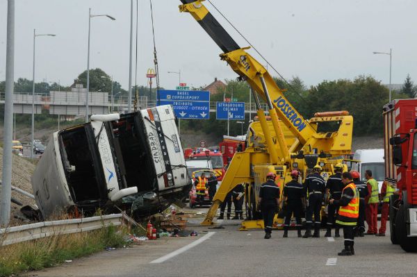 MSZ: poprawia się stan rannych w wypadku polskiego autokaru pod Miluzą