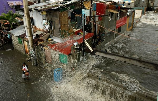 Tajfun uderzył we wschodnie wybrzeże, setki tysięcy ewakuowanych