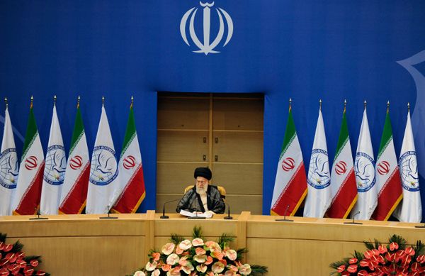 Ajatollah Chamenei: kraje spoza regionu wtrącają się w sprawy Bliskiego Wschodu