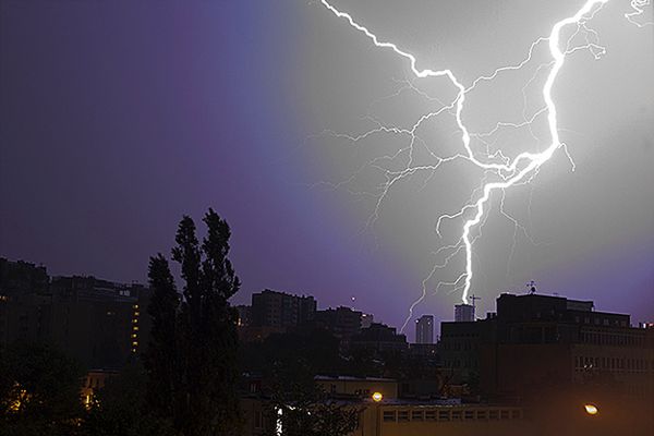 Gwałtowne burze na Dolnym Śląsku: połamane drzewa, podtopienia i pożar