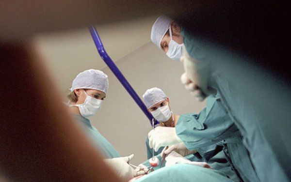 Chirurdzy odtwarzają twarz pacjentowi z usuniętym nosem