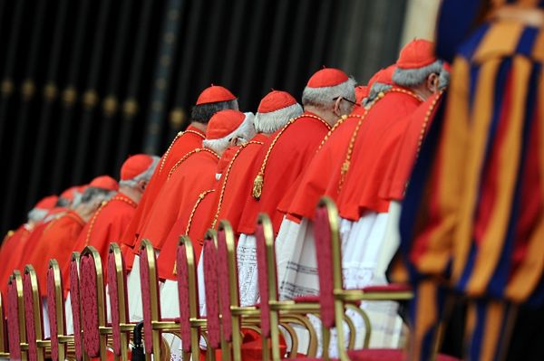 "L'Espresso": kardynałowie w Watykanie walczą o kontrolę nad finansami