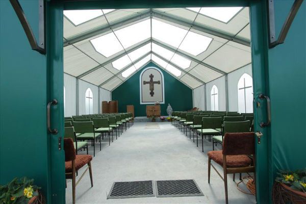 Chcą rozebrać namiotowy kościół w Czarnej Łące