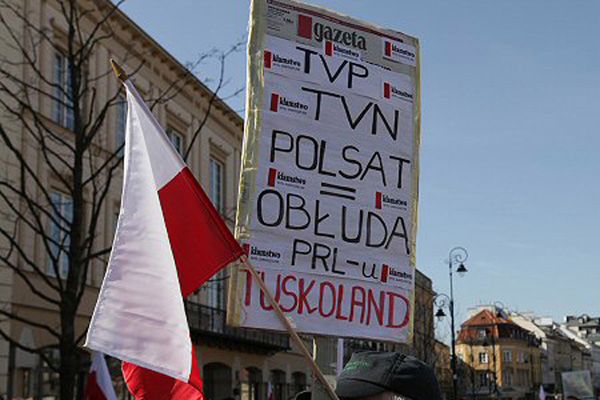 Druga rocznica katastrofy smoleńskiej: manifestanci zaatakowali ekipę TVP INFO