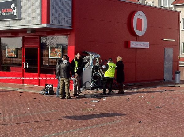 Nieznani sprawcy wysadzili bankomat w Szczecinie