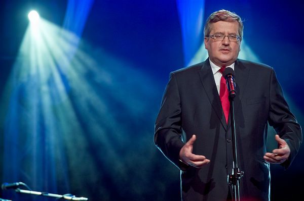 Komorowski dostał w prezencie bociana. "Miał z nim wiele do czynienia"