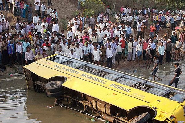 Autobus wpadł do jeziora, zginęło co najmniej 14 dzieci