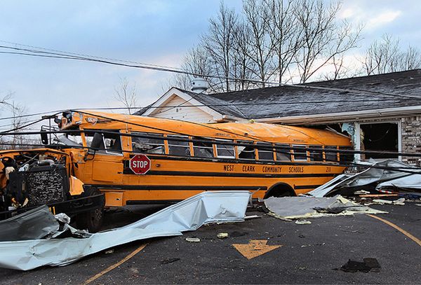 Trąba powietrzna wbiła autobus szkolny w dom