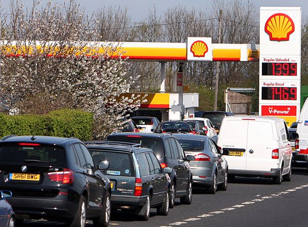 Brytyjczycy stoją w kolejce po benzynę