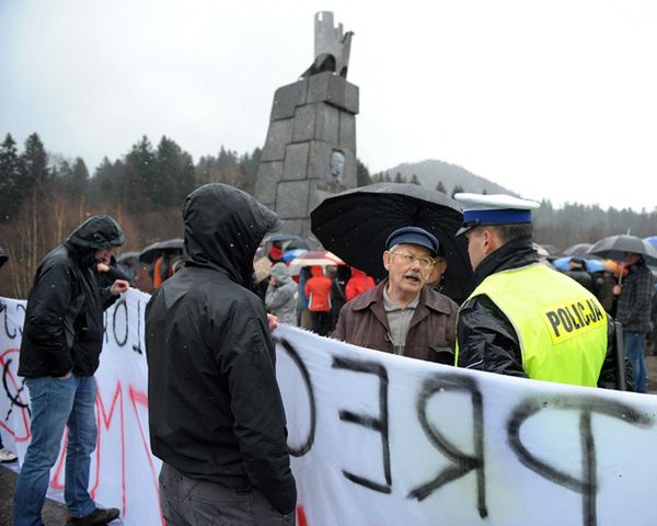 Kontrola po uroczystościach przy pomniku gen. Świerczewskiego