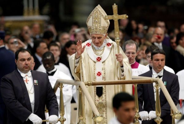 Papież Benedykt XVI przewodniczył nabożeństwu Męki Pańskiej