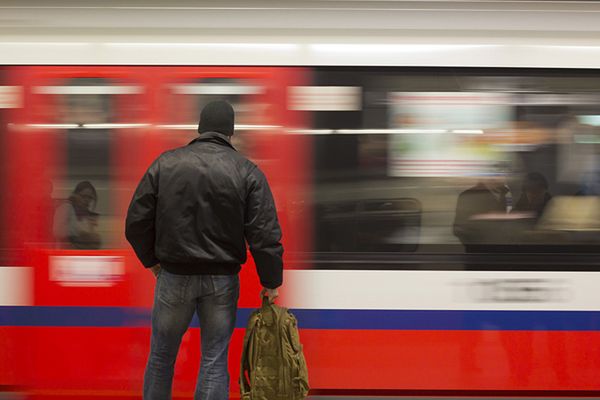 Wypadek w warszawskim metrze. Zginął rowerzysta