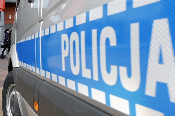Akcja policji w Krakowie. Mężczyzna zabarykadował się w mieszkaniu z kobietą i dzieckiem