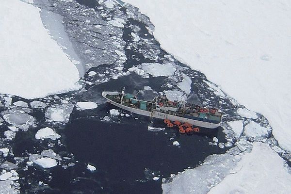 32-osoby toną na statku. Gruby lód odciął ich od świata