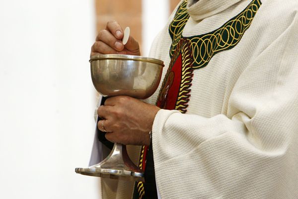 Ruch Palikota chce obowiązkowych badań księży rozdających komunię